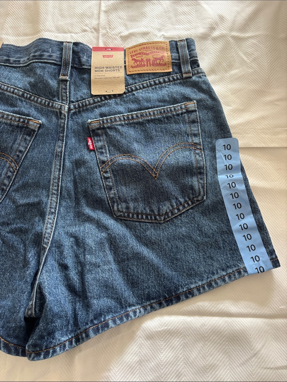 NEW Levi's High-Waisted Mom Denim Jean Shorts Sz 30 / 10 - Picture 6 of 7